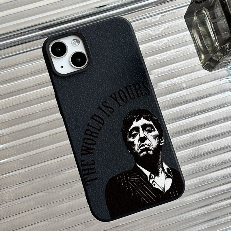 Capa de telemóvel com design clássico de retrato a preto e branco e padrão de texto "O MUNDO É TEU", tecnologia de impressão UV com textura côncavo-convexa, proteção 360 graus, compatível com iPhone 17, 16, 15, 14, 13, 12, 11 e séries de smartphones