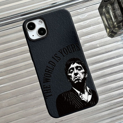 Capa de telemóvel com design clássico de retrato a preto e branco e padrão de texto "O MUNDO É TEU", tecnologia de impressão UV com textura côncavo-convexa, proteção 360 graus, compatível com iPhone 17, 16, 15, 14, 13, 12, 11 e séries de smartphones