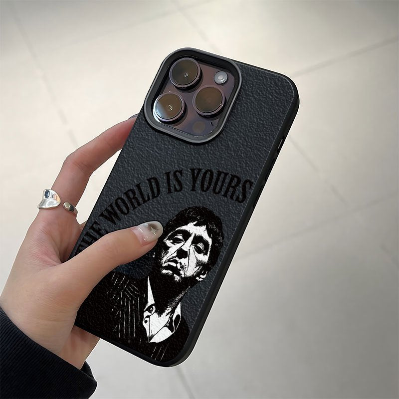 Capa de telemóvel com design clássico de retrato a preto e branco e padrão de texto "O MUNDO É TEU", tecnologia de impressão UV com textura côncavo-convexa, proteção 360 graus, compatível com iPhone 17, 16, 15, 14, 13, 12, 11 e séries de smartphones
