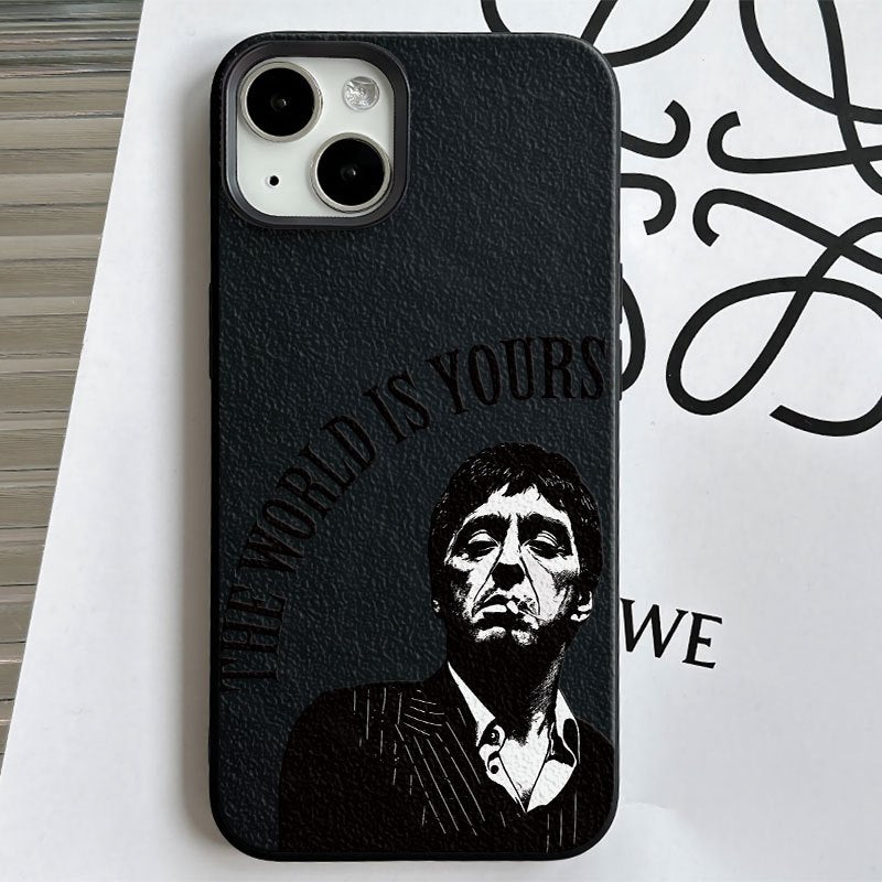 Capa de telemóvel com design clássico de retrato a preto e branco e padrão de texto "O MUNDO É TEU", tecnologia de impressão UV com textura côncavo-convexa, proteção 360 graus, compatível com iPhone 17, 16, 15, 14, 13, 12, 11 e séries de smartphones
