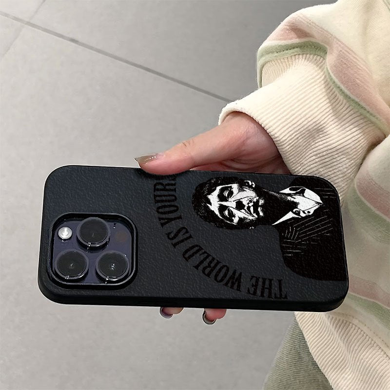 Capa de telemóvel com design clássico de retrato a preto e branco e padrão de texto "O MUNDO É TEU", tecnologia de impressão UV com textura côncavo-convexa, proteção 360 graus, compatível com iPhone 17, 16, 15, 14, 13, 12, 11 e séries de smartphones