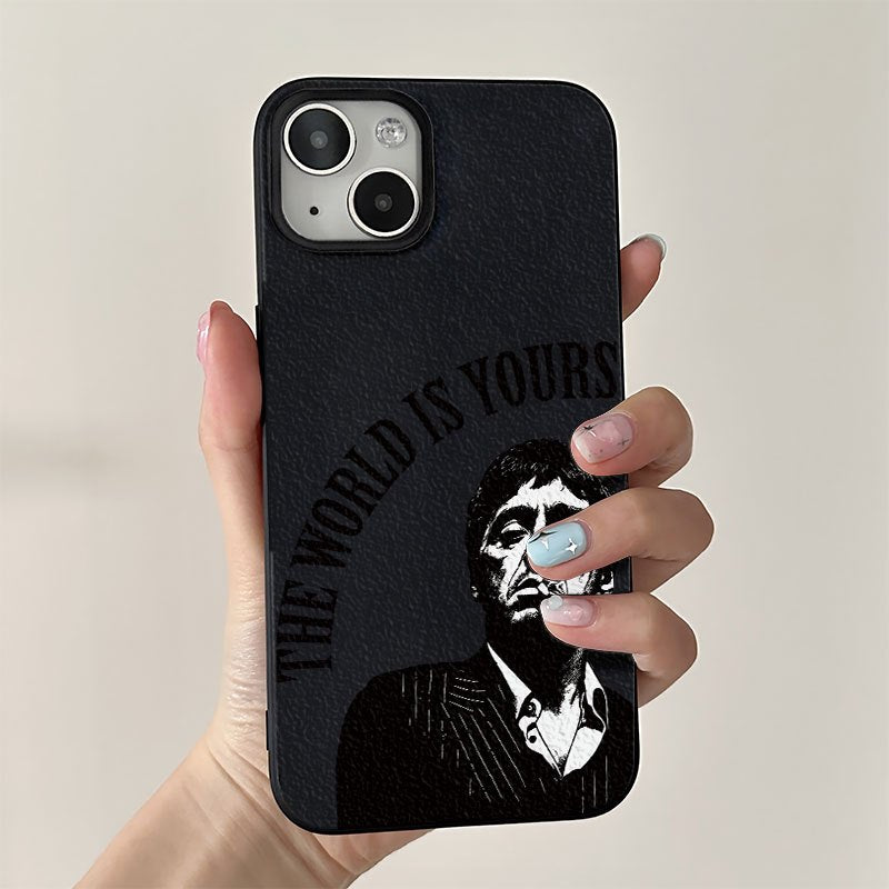 Capa de telemóvel com design clássico de retrato a preto e branco e padrão de texto "O MUNDO É TEU", tecnologia de impressão UV com textura côncavo-convexa, proteção 360 graus, compatível com iPhone 17, 16, 15, 14, 13, 12, 11 e séries de smartphones